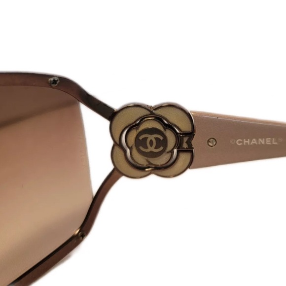 authentic Chanel brown gradient camelia sunglasses | black Chanel case included - Picture 3 of 11
